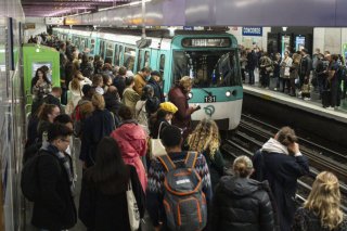 Sous l'impulsion de Jean Castex, la RATP, plombée par un absentéisme endémique et une offre de transport défaillante, a repris des couleurs grâce à un accord sur la qualité de vie au travail avec les syndicats et des hausses de salaires. (archives) KEYSTONE/AP/PAVEL GOLOVKIN